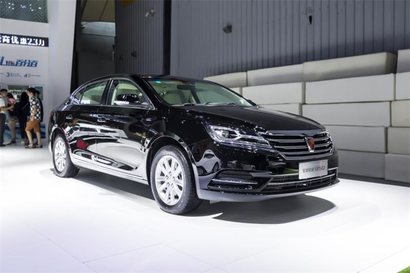 全新榮威950、榮威e950定義“高級(jí)轎車(chē)” 成都車(chē)展亮相售價(jià)16.88萬(wàn)起 互聯(lián)網(wǎng)汽車(chē)上市一周年 系統(tǒng)升級(jí)帶來(lái)顛覆式進(jìn)化
