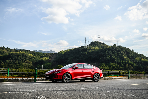 B級(jí)運(yùn)動(dòng)轎車(chē)新標(biāo)桿來(lái)了，MG7 2025款智能登場(chǎng)，限時(shí)一口價(jià)11.29萬(wàn)元起